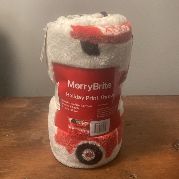 NWT- Super Soft- Cream w/ Red Farmtrucks & Christmas Trees Throw Blanket 50x60 - Picture 14 of 17